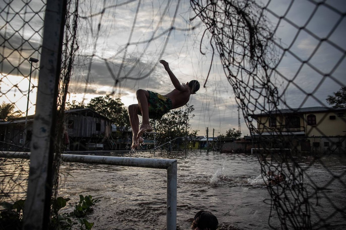 Бразильцы плавают по улицам из-за разлива реки