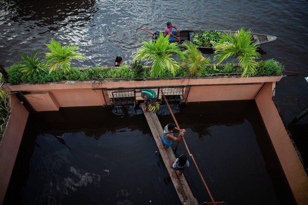 Бразильцы плавают по улицам из-за разлива реки