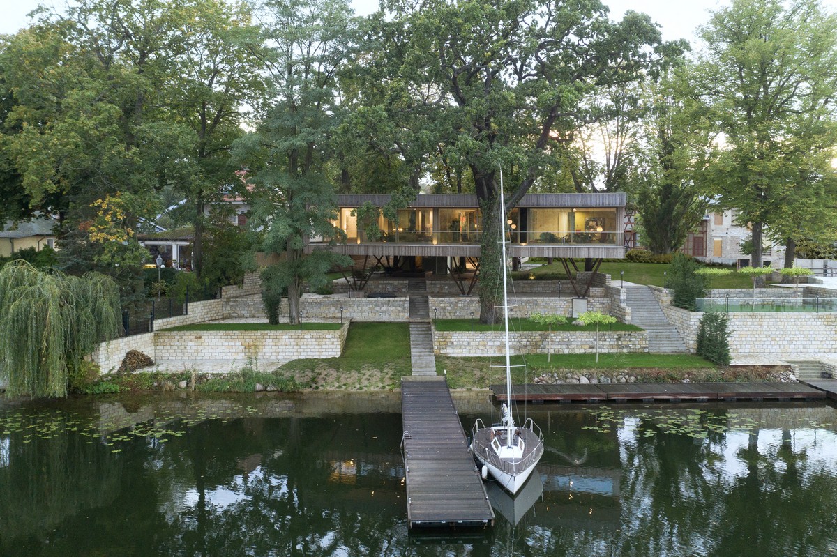 Дом на берегу озера в парковой зоне города Потсдам