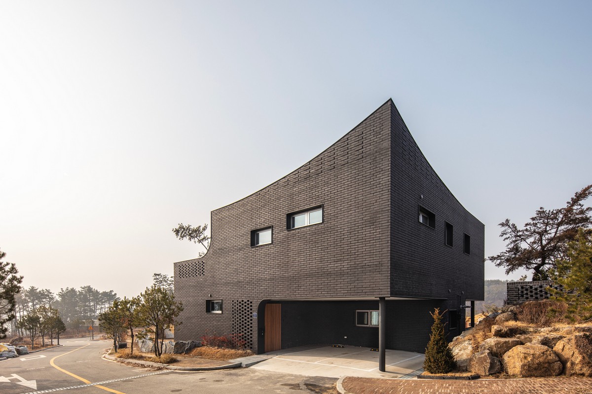 Кирпичный дом с футуристическим дизайном в Южной Корее