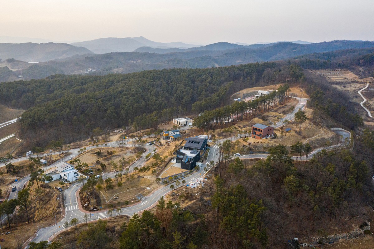 Кирпичный дом с футуристическим дизайном в Южной Корее