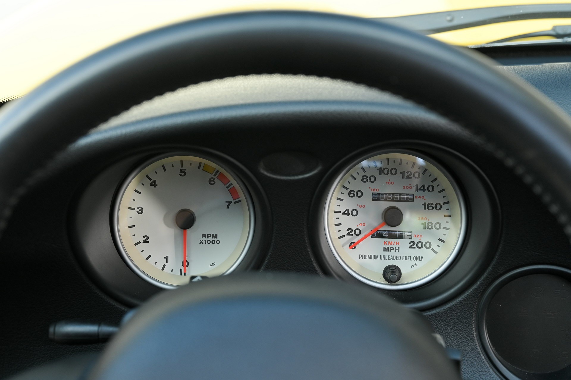 Яркий Dodge Viper RT/10 2002 года выпуска с минимальным пробегом
