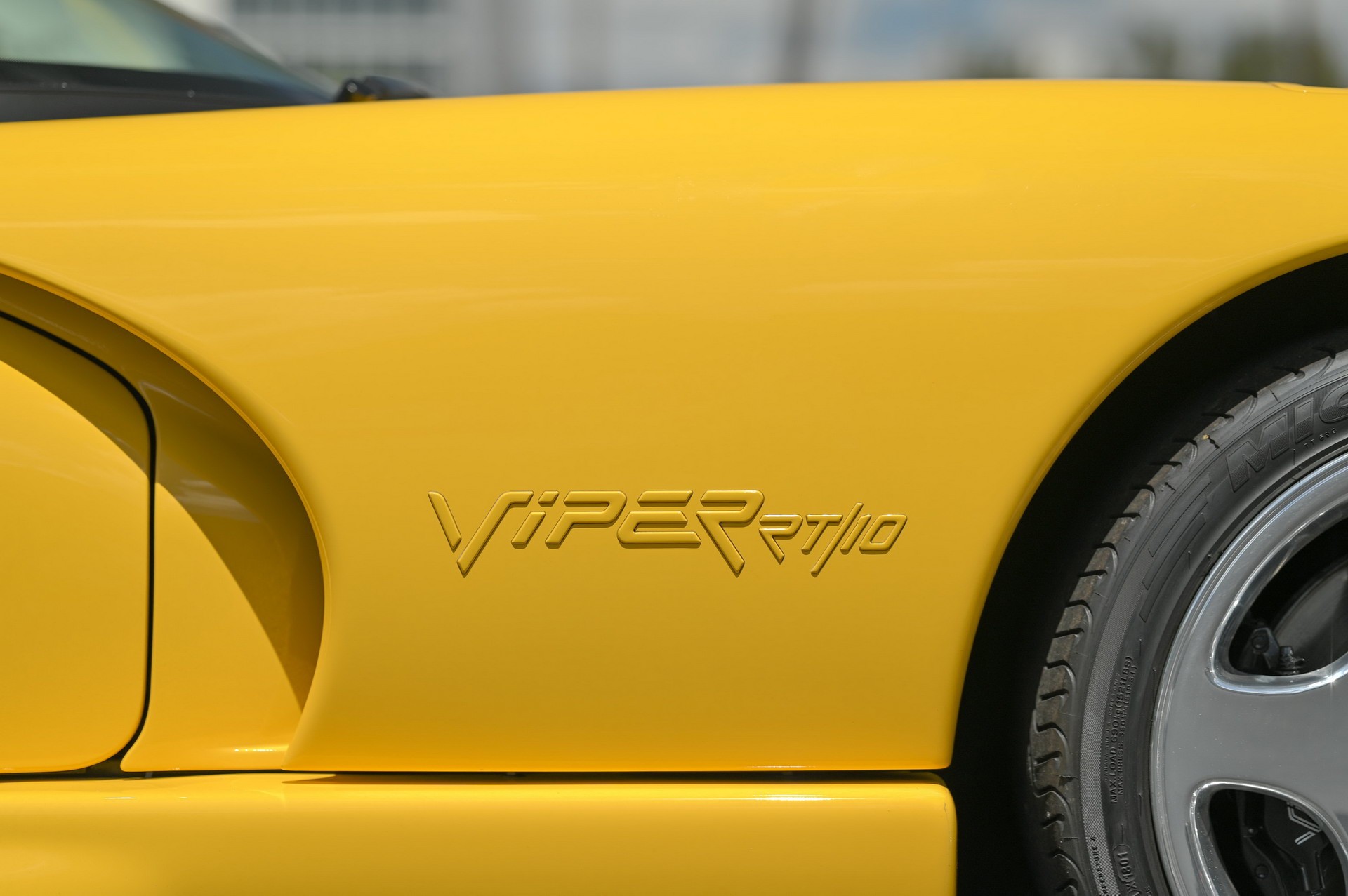 Яркий Dodge Viper RT/10 2002 года выпуска с минимальным пробегом