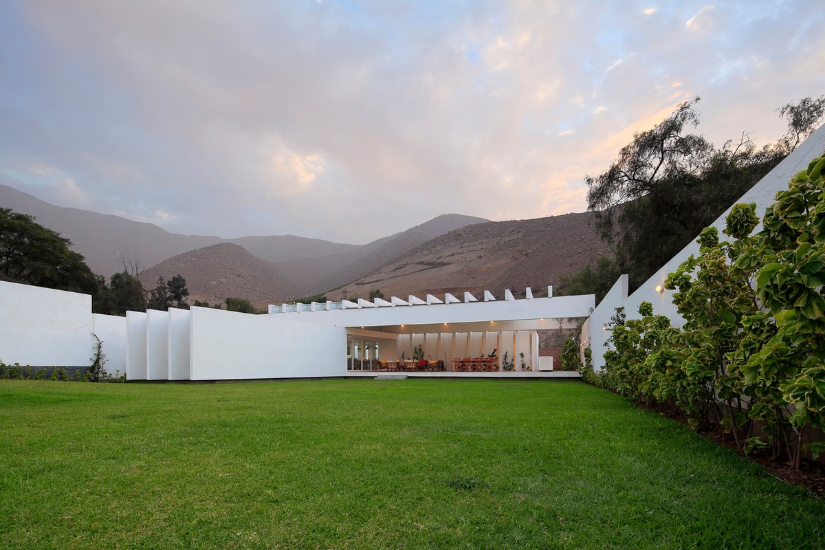 Семейный белый дом с открытыми балками в Перу