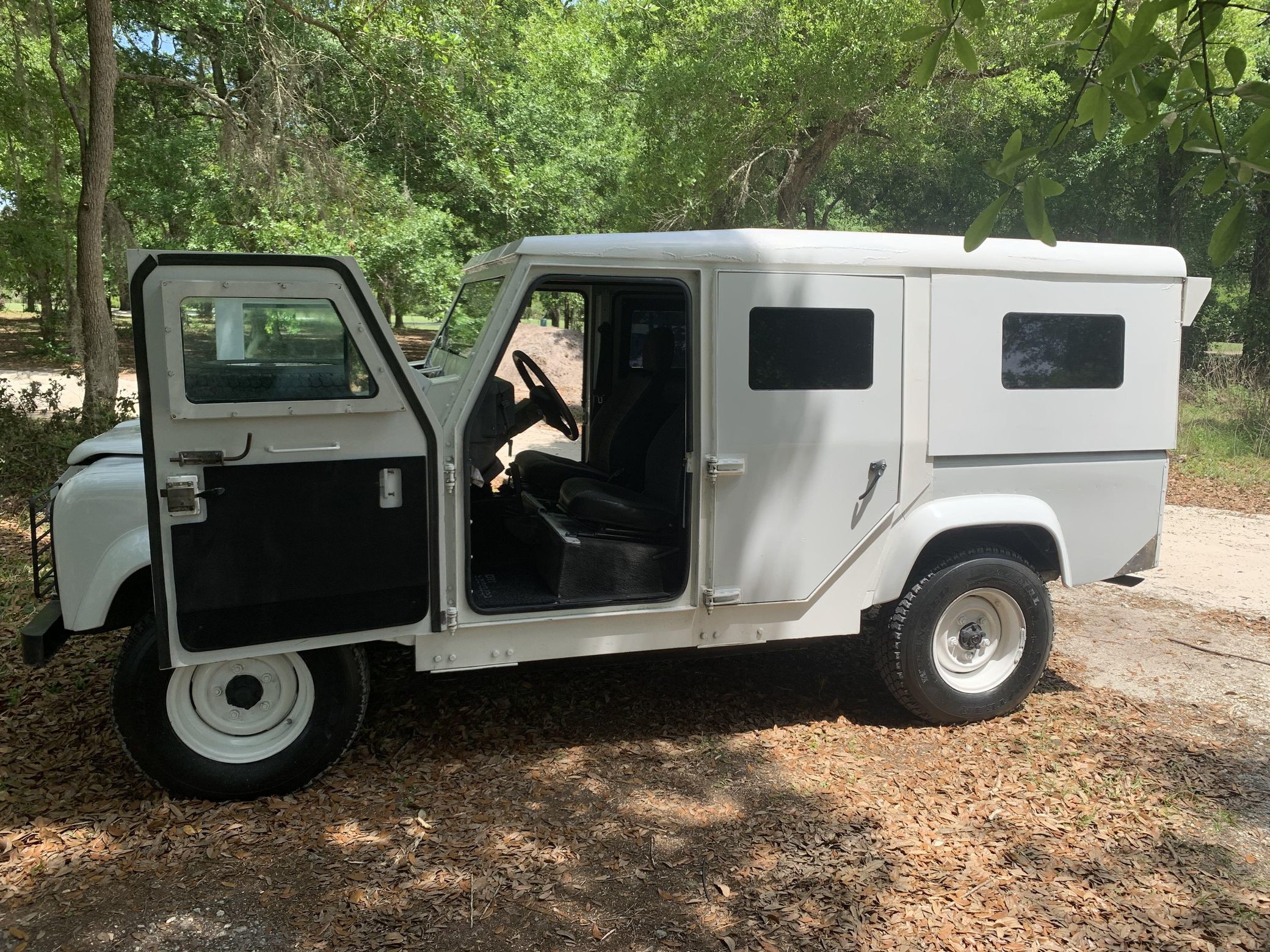 Бронированный внедорожник Land Rover Defender 1995 года