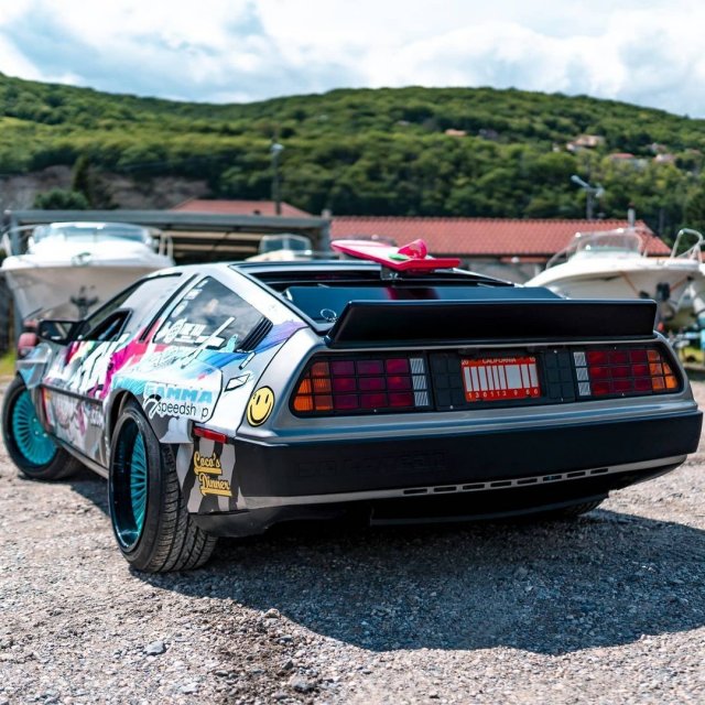 Француз переделал DMC DeLorean в машину для дрифта с V8