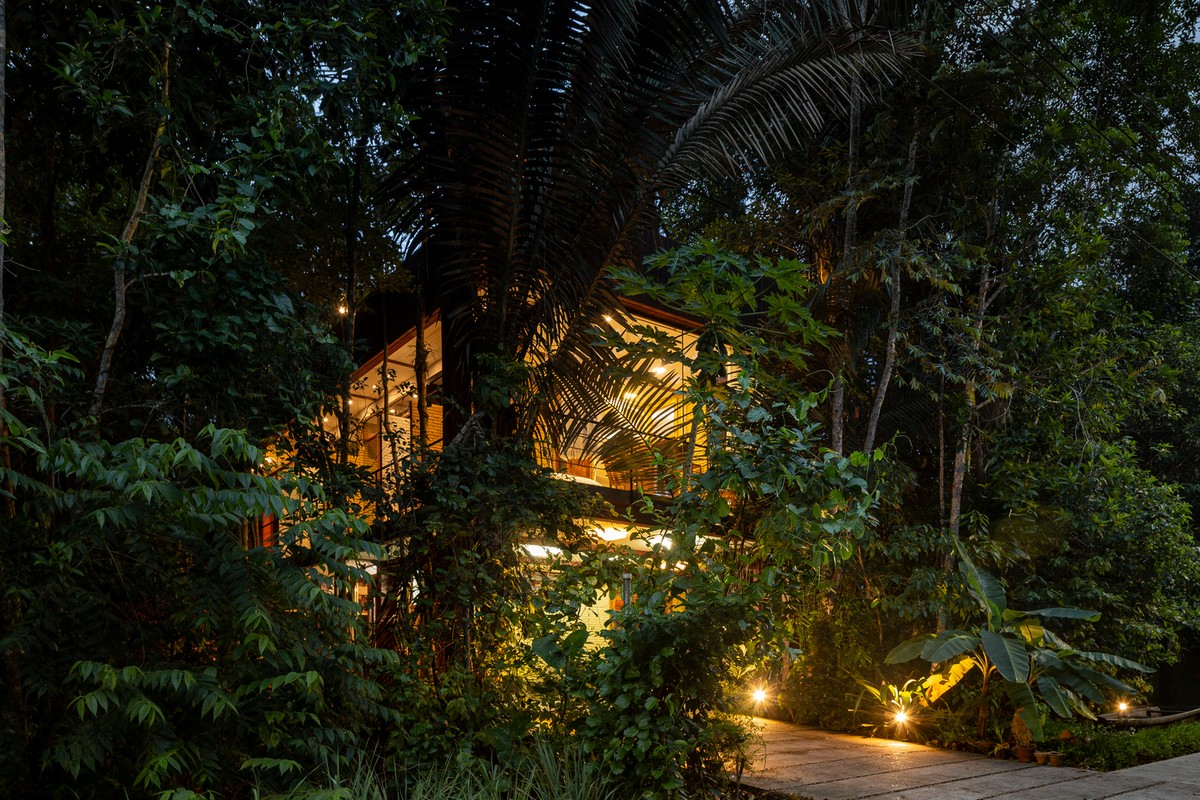 Дом в тропических лесах на северо-западе Бразилии