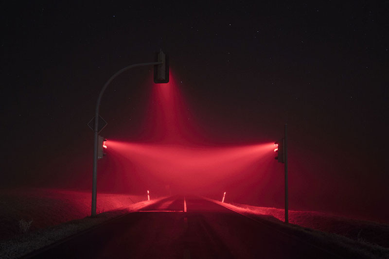 Ночные светофоры в тумане, сфотографированные на длинной выдержке