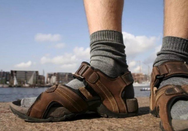 Зачем мужчины носят сандалии с носками