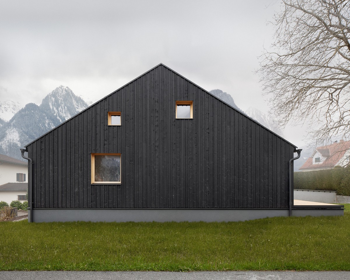 Двухэтажный дом из ели в Австрии