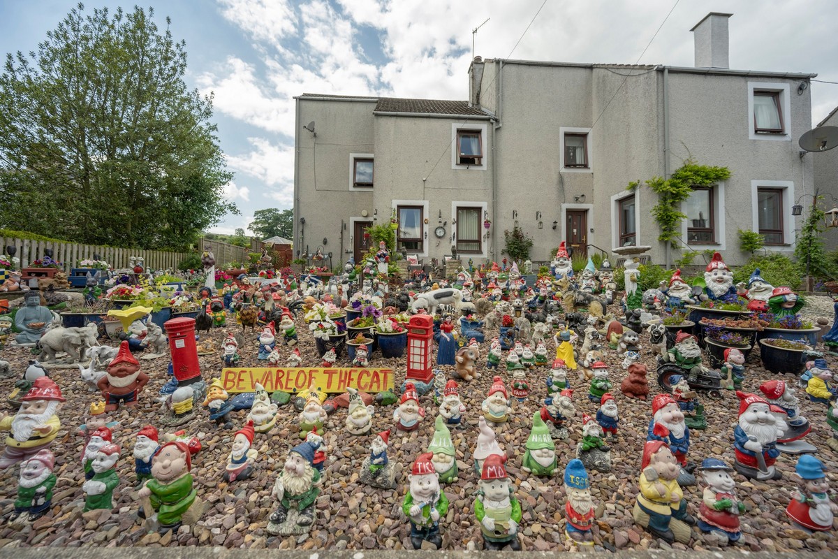Жительница шотландского городка собирает садовых гномиков более 30 лет