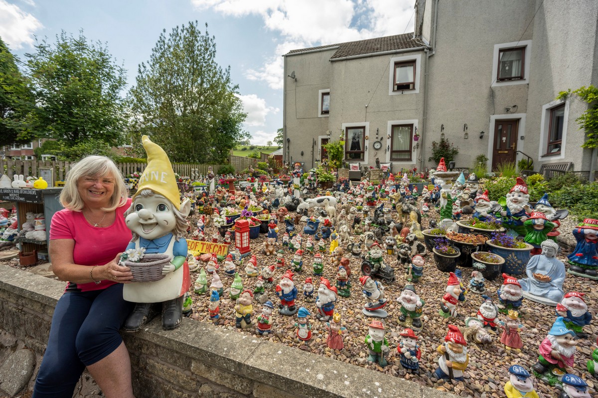 Жительница шотландского городка собирает садовых гномиков более 30 лет