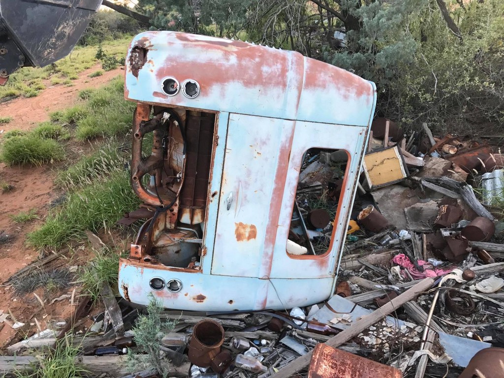 Механик превратил старый фургон в дом на колесах