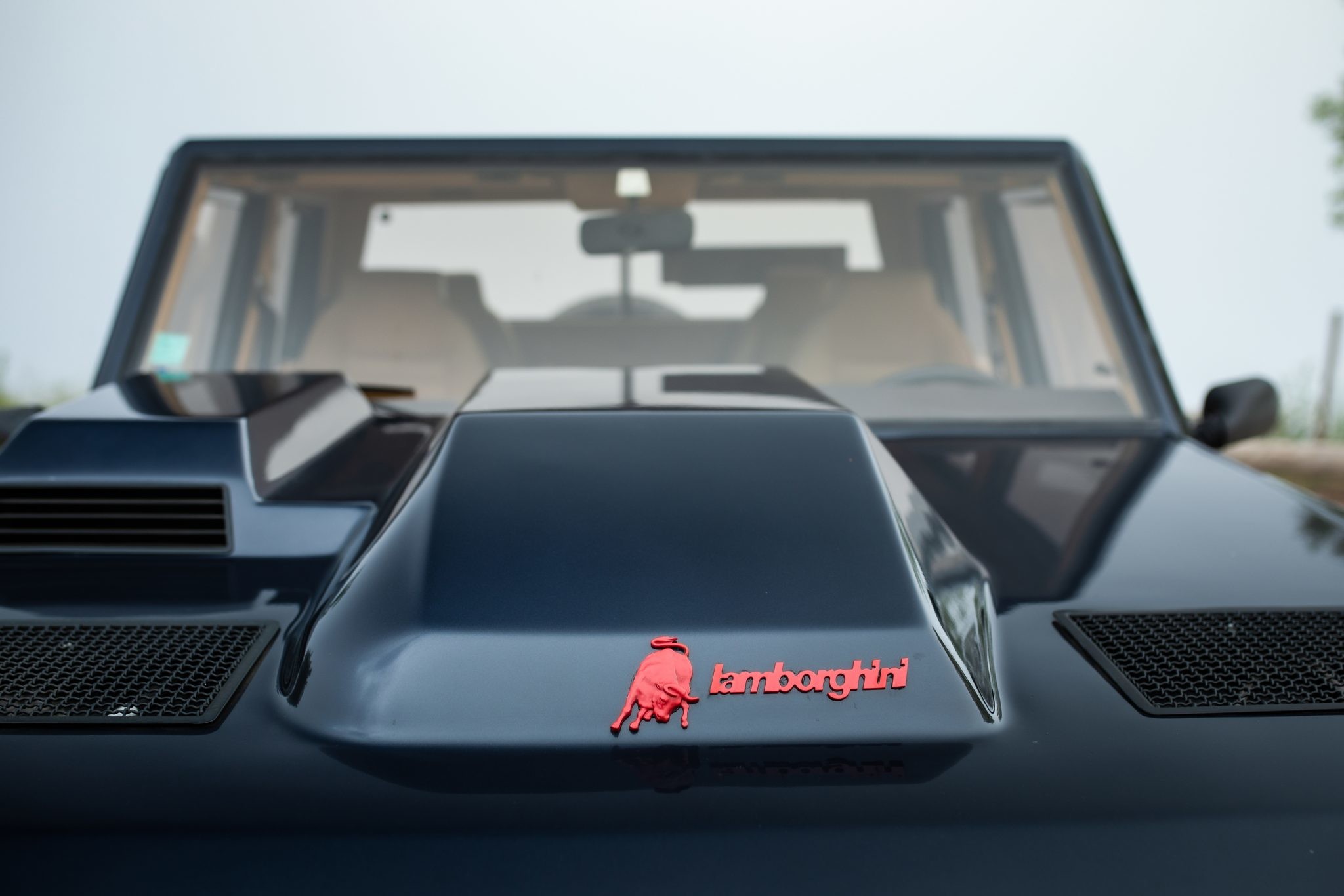 Редкий супервнедорожник LM002 от Lamborghini выставлен на продажу