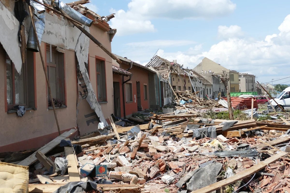 Последствия мощного торнадо на юге Чехии