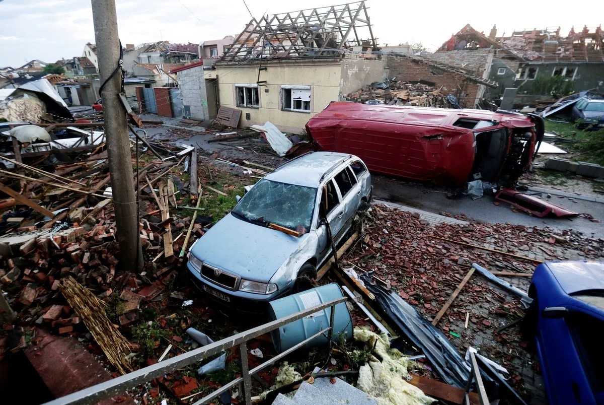 Последствия мощного торнадо на юге Чехии