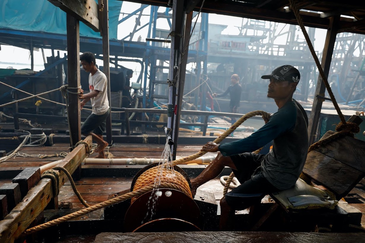 Добыча олова со дна моря в Индонезии