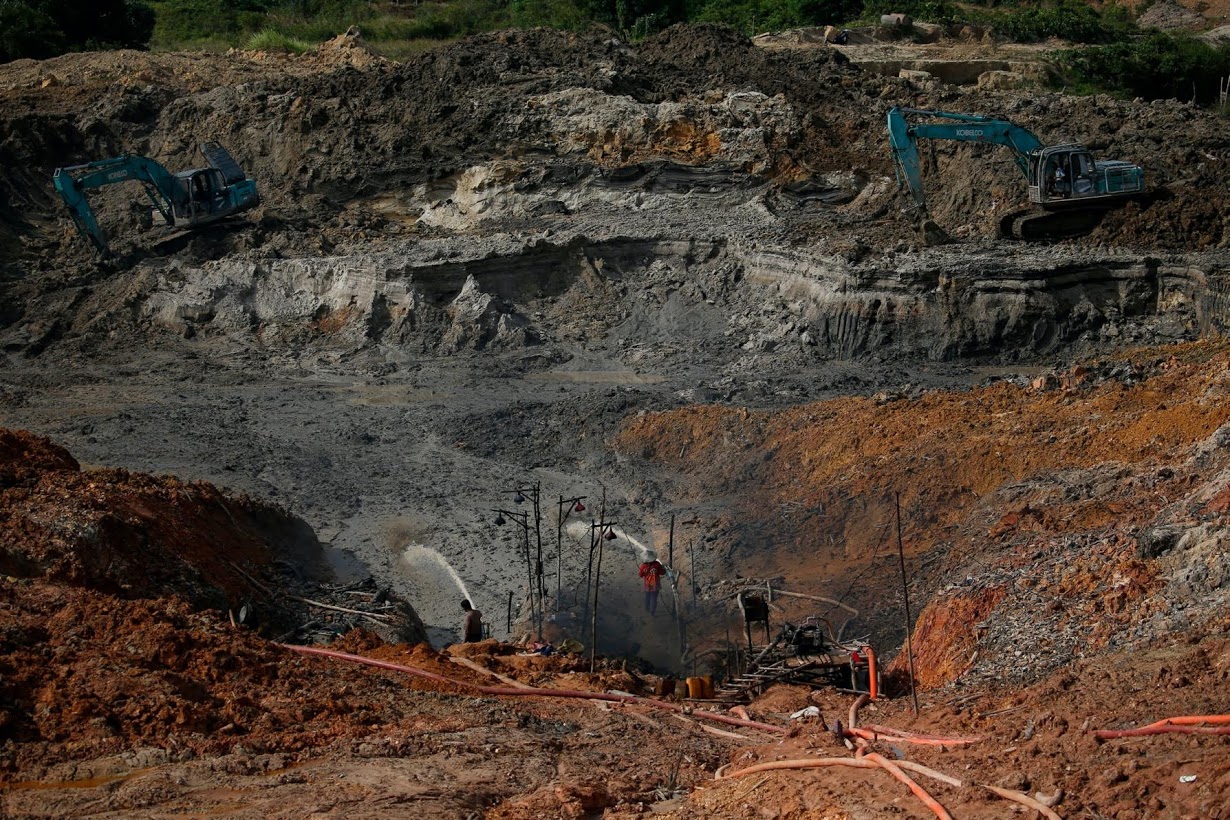 Добыча олова со дна моря в Индонезии