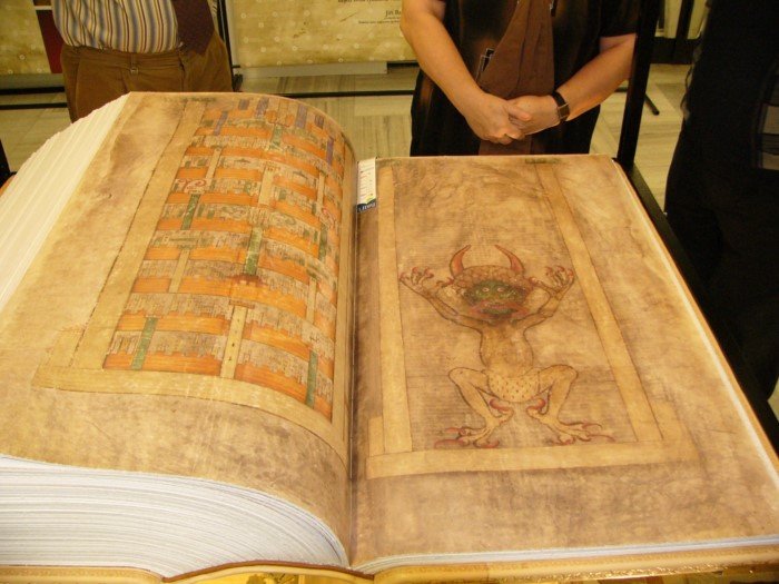 75-килограммовая Библия Дьявола, написанная в 13 веке