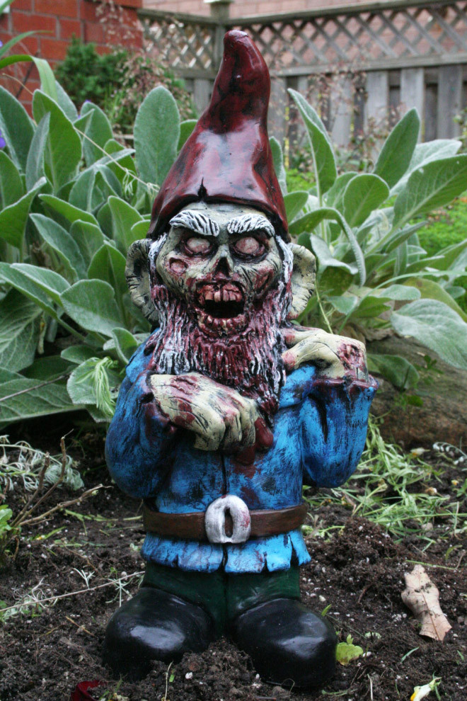Садовые гномы-зомби помогут отпугнуть всех от лужайки