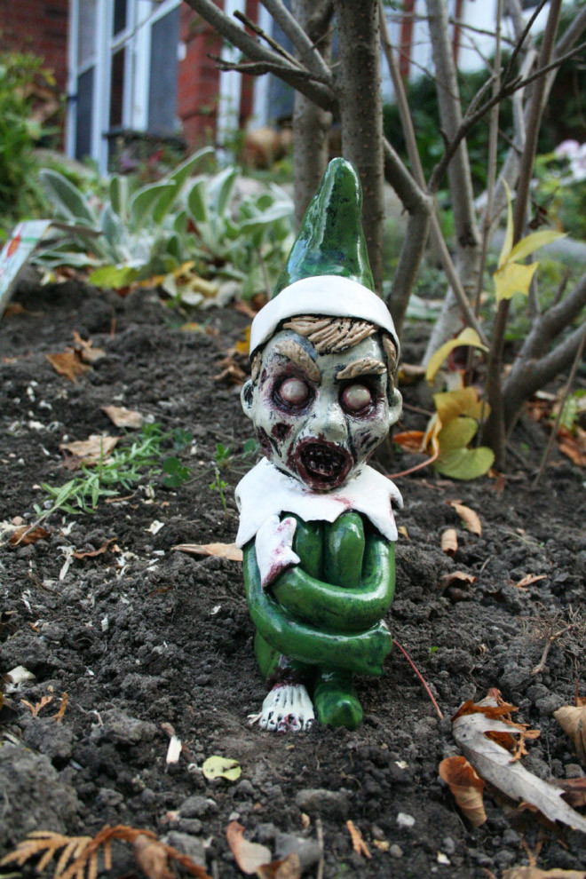 Садовые гномы-зомби помогут отпугнуть всех от лужайки