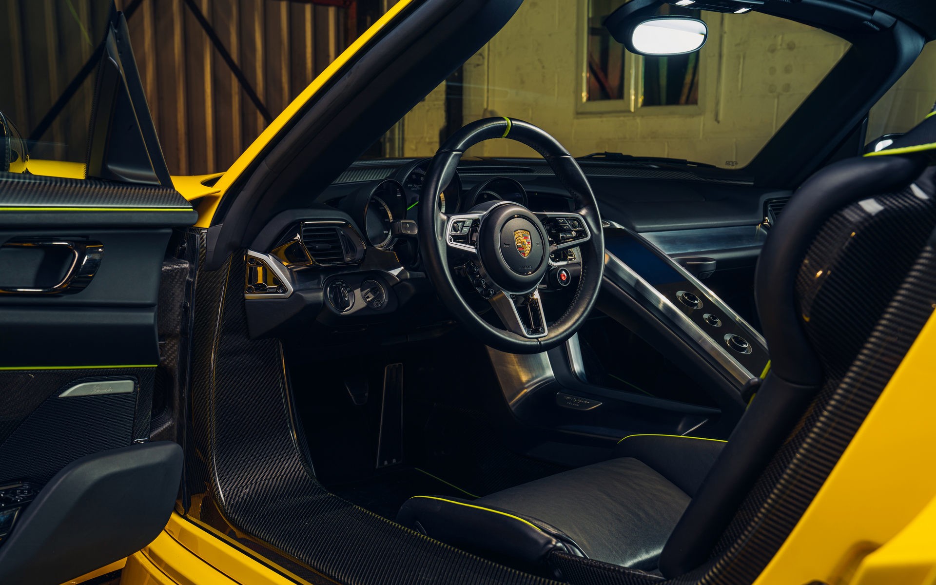Эффектный желтый Porsche 918 Spyder с минимальным пробегом