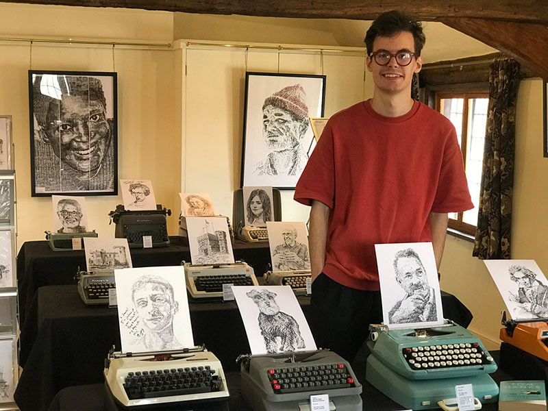 Художник рисует с помощью символов на старых пишущих машинках