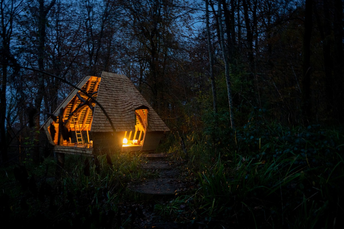 Небольшой дом в лесу Великобритании