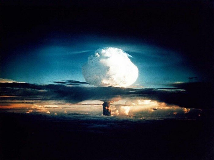 Термоядерный взрыв мощностью 10 000 мегатонн, который мог уничтожить всё живое
