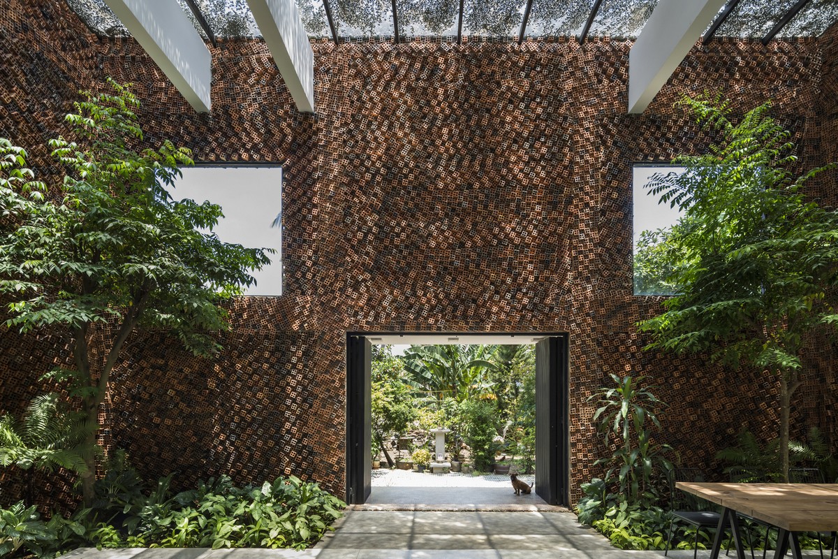 Двухэтажный дом с дышащими кирпичными стенами во Вьетнаме