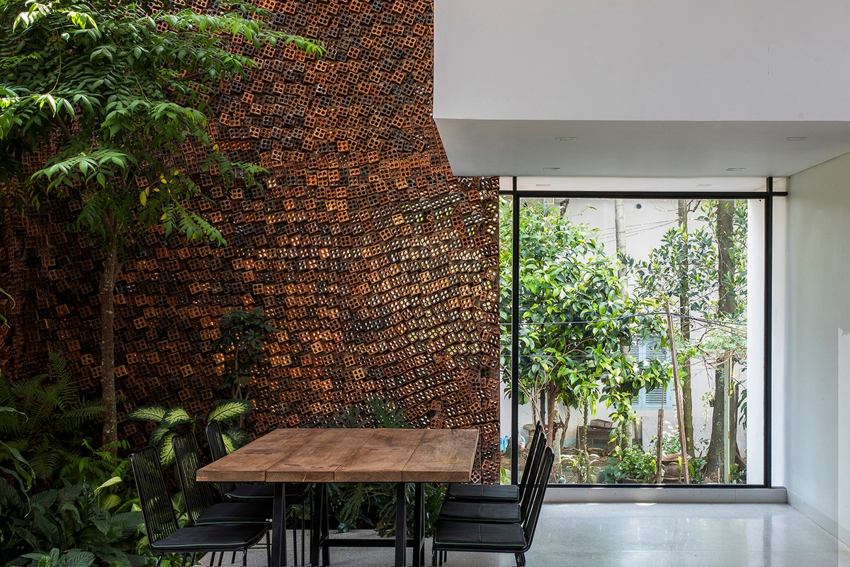 Двухэтажный дом с дышащими кирпичными стенами во Вьетнаме