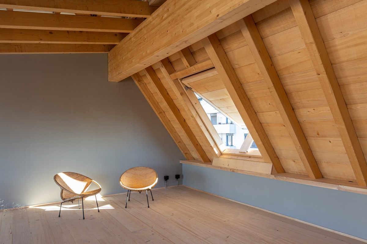 Семейная квартира как пристройка к крыше старинного дома в Швейцарии