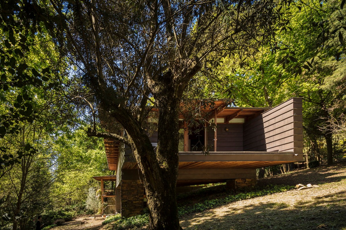 Деревянный дом на крутом склоне в Португалии