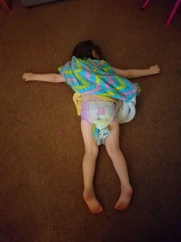 Дети способны уснуть в любом месте и в любой позе