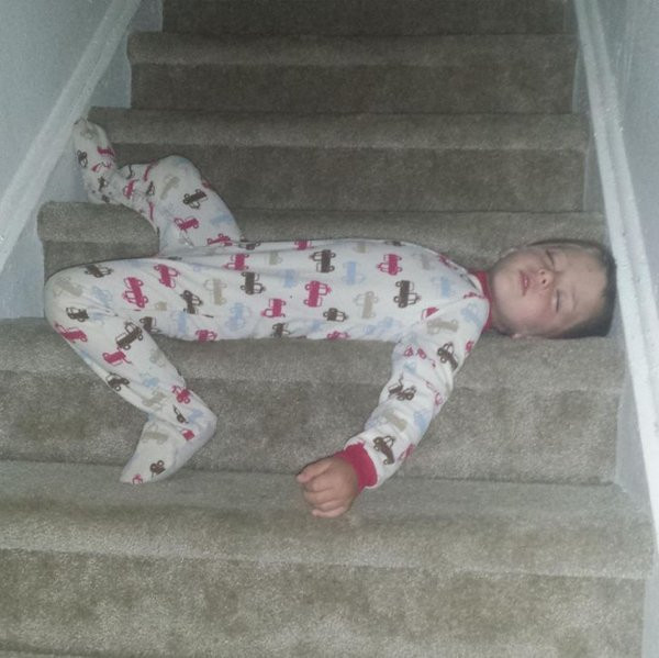 Дети способны уснуть в любом месте и в любой позе