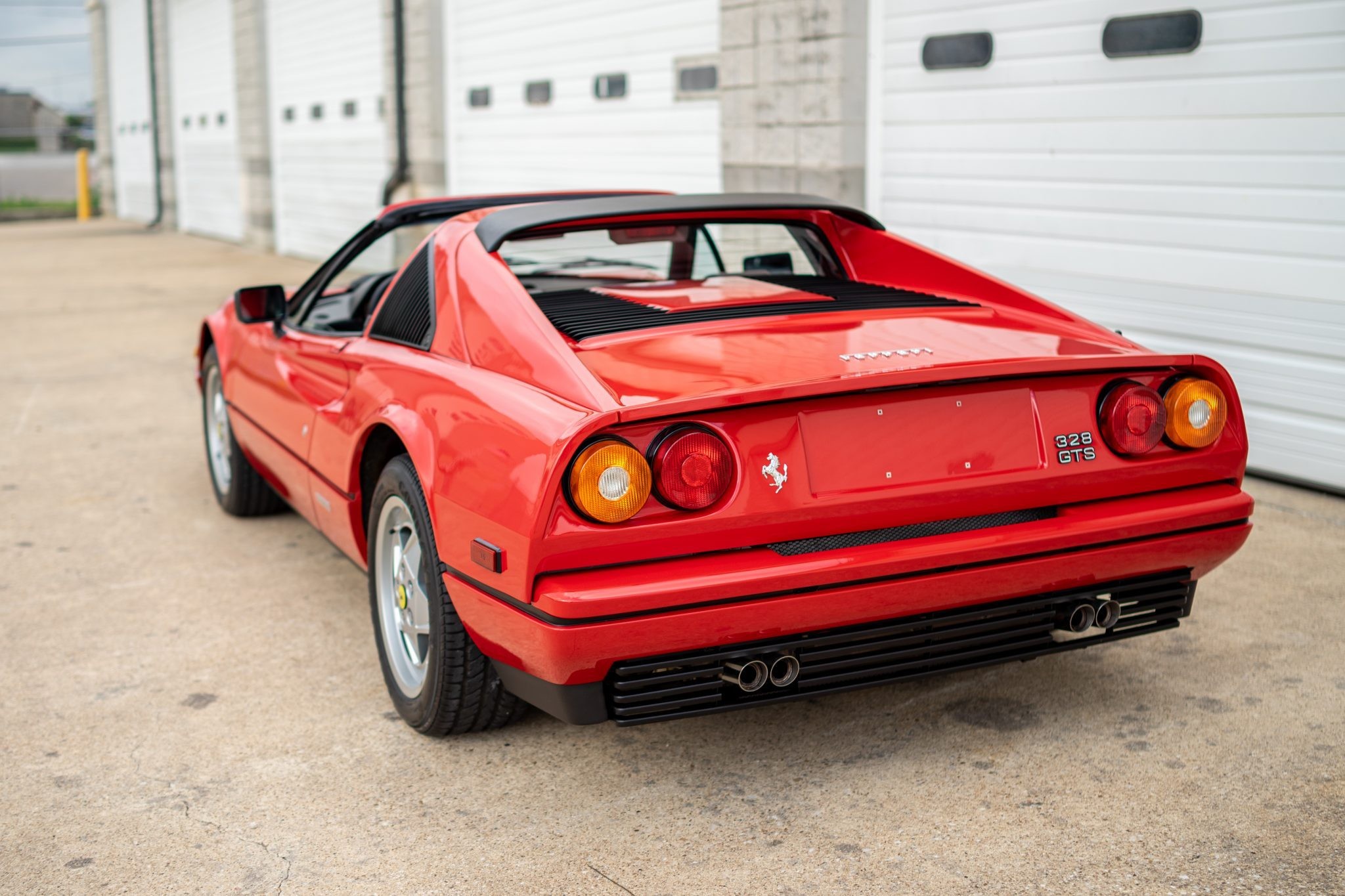 Идеальный Ferrari 328 GTS, который проехал всего 375 километров