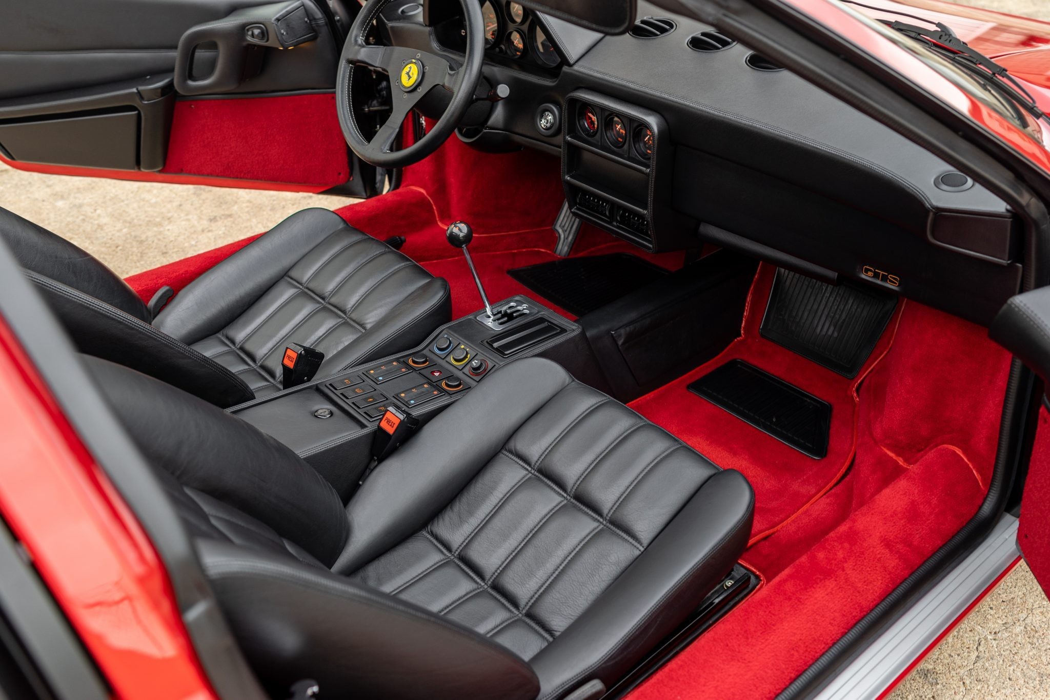 Идеальный Ferrari 328 GTS, который проехал всего 375 километров