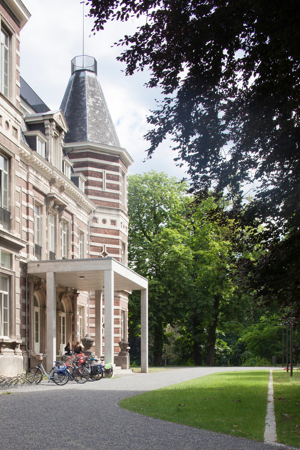 Преобразование старинного замка в школу в Бельгии
