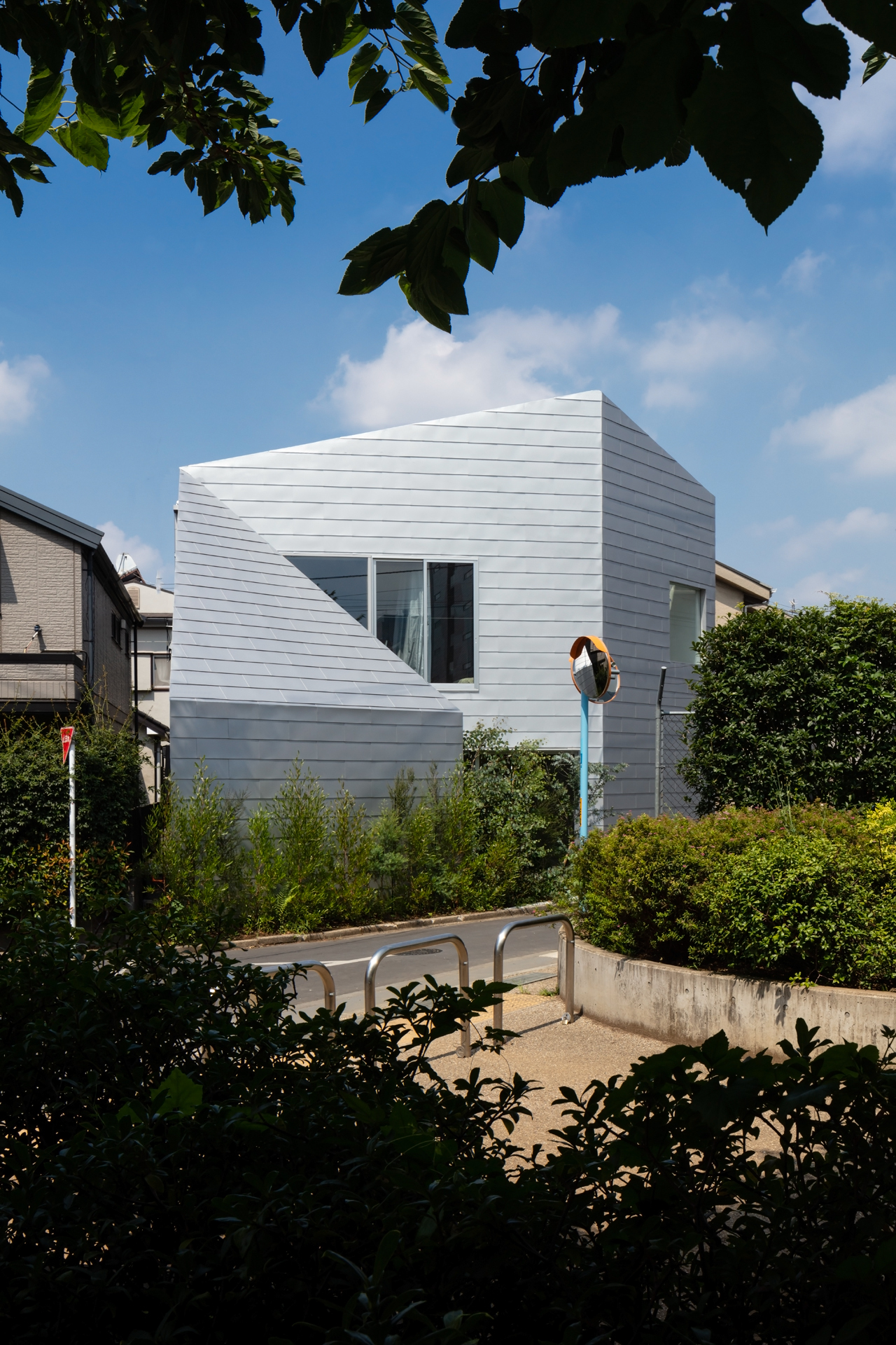 Дом из трёх треугольников с двориком в Японии