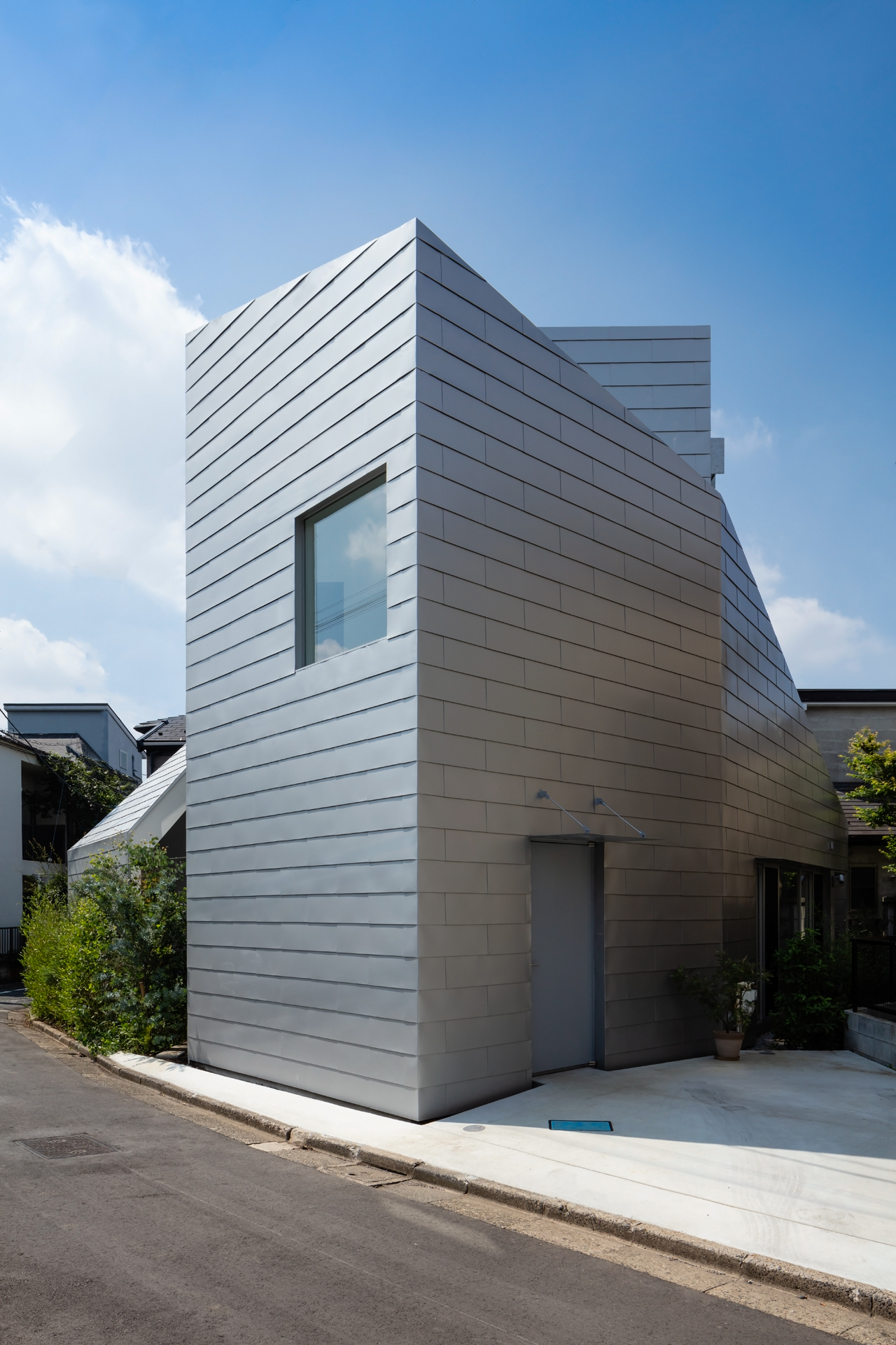 Дом из трёх треугольников с двориком в Японии