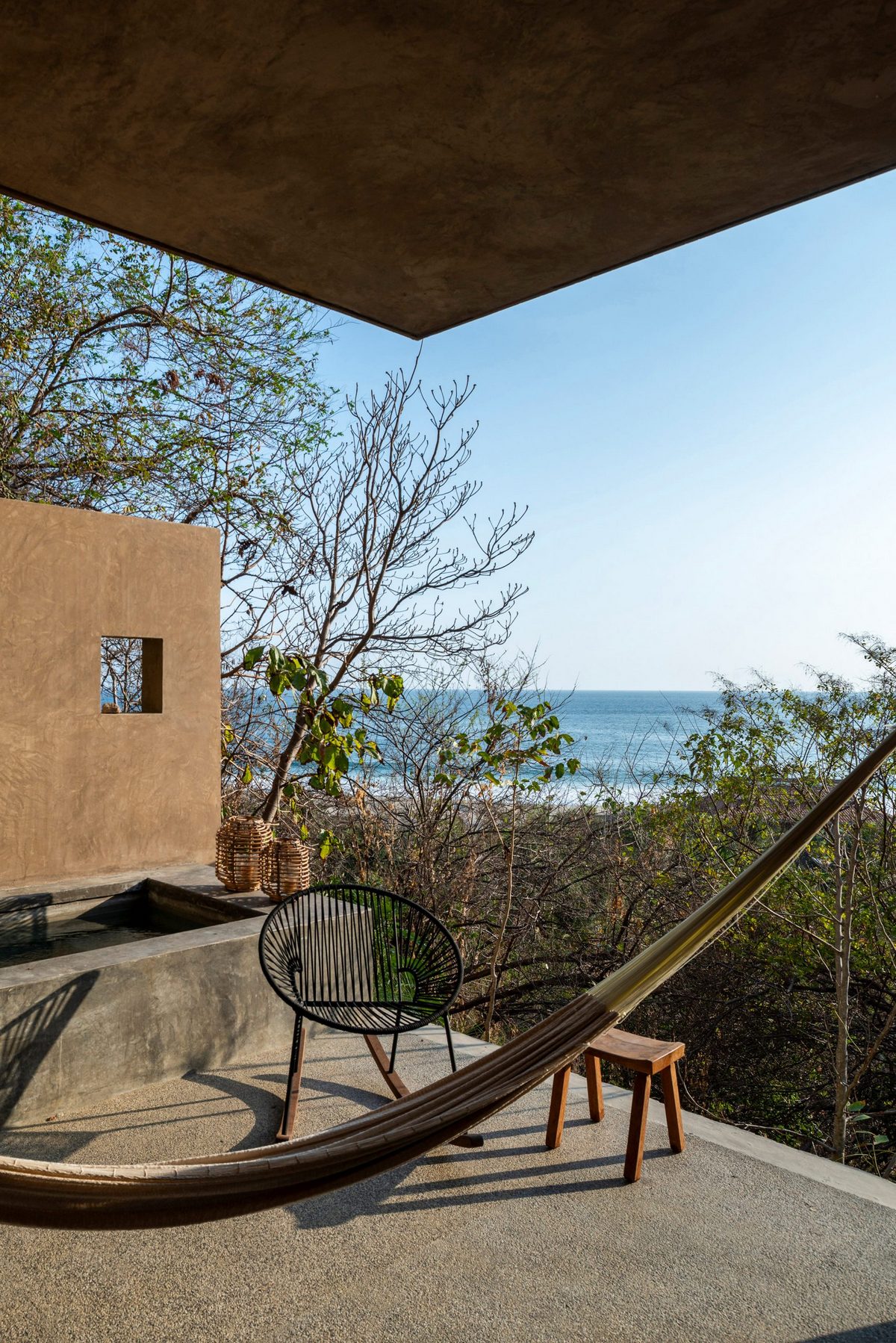 Дом для отдыха на крутом склоне у моря в Мексике
