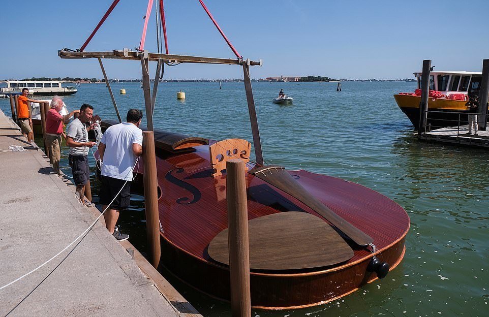 Лодку в форме гигантской скрипки спустили на воду в Венеции