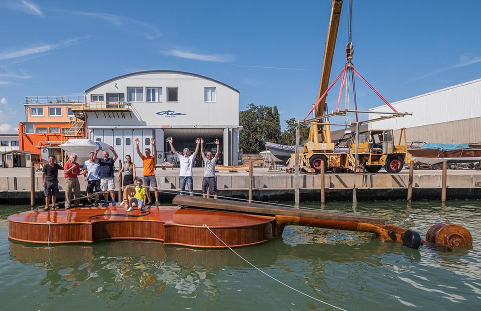 Лодку в форме гигантской скрипки спустили на воду в Венеции