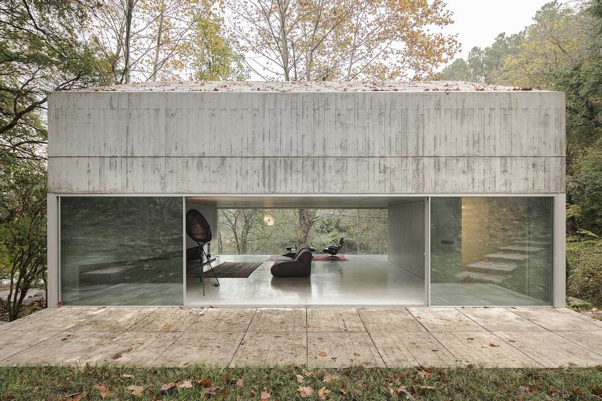 Простой бетонный дом для отдыха в лесу в северной Португалии