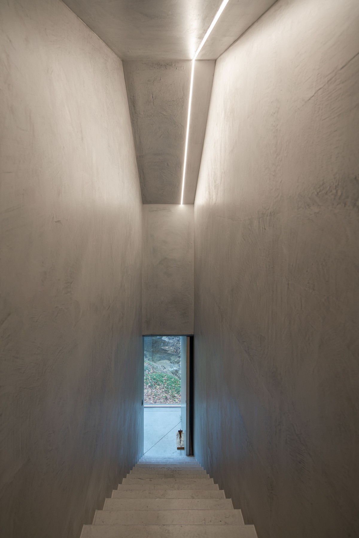 Простой бетонный дом для отдыха в лесу в северной Португалии