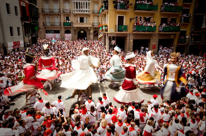 Зачем люди в Испании бегают от быков на праздник Сан-Фермин?