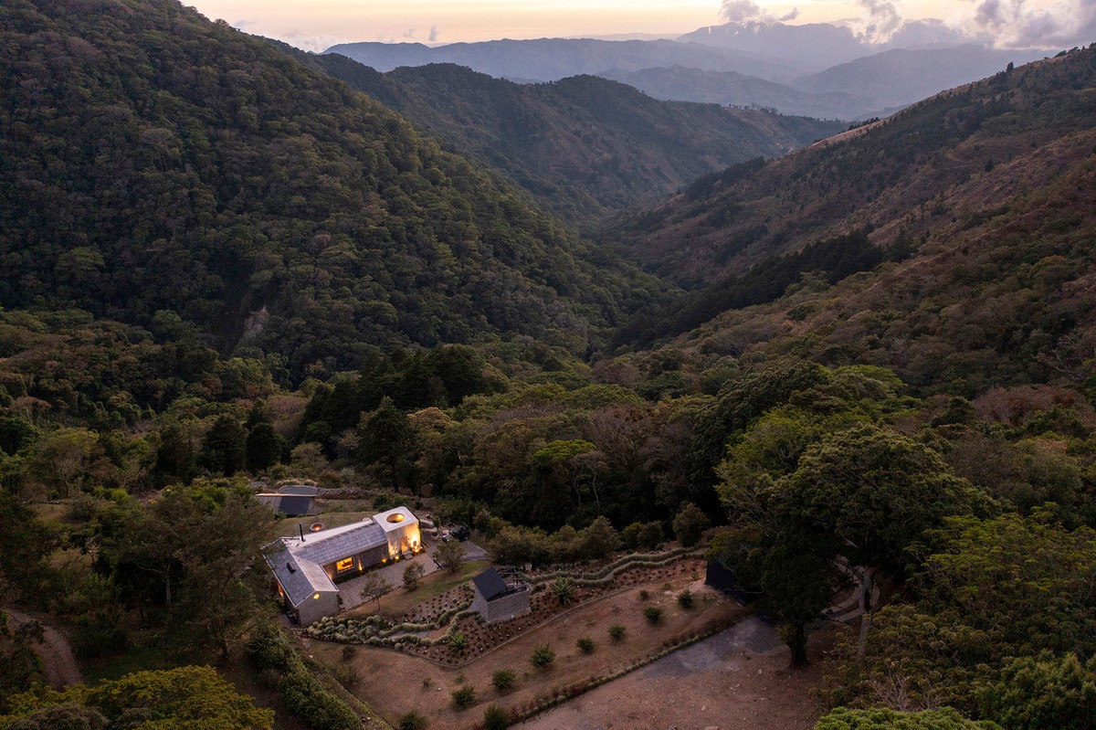 Каменный дом для отдыха в горах Коста-Рики