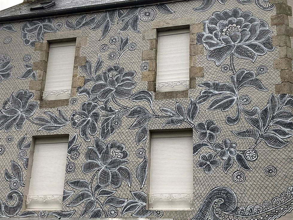 Кружевные рисунки художницы Nespoon на фасадах зданий