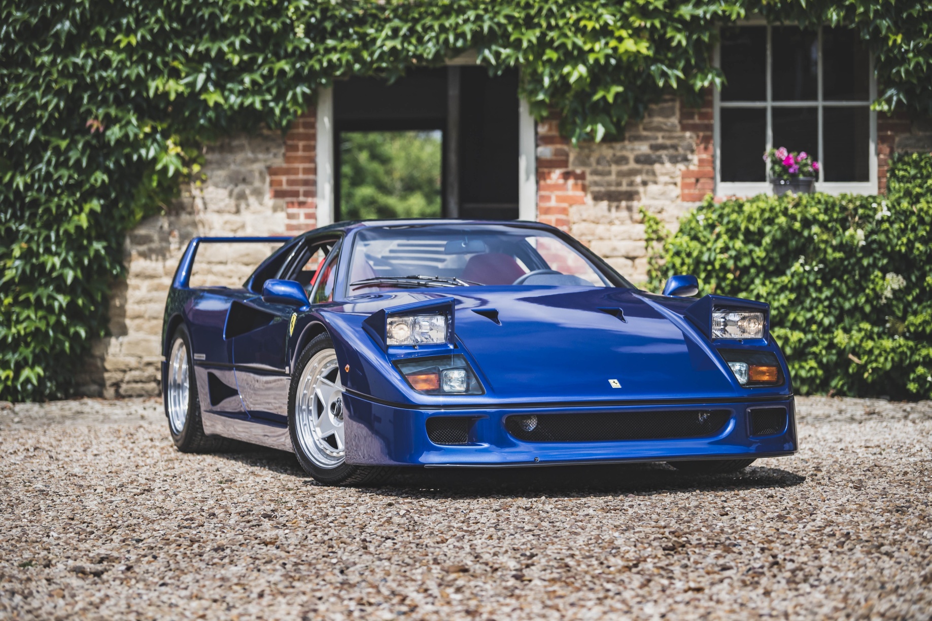Уникальный Ferrari F40 1989 года в синем цвете