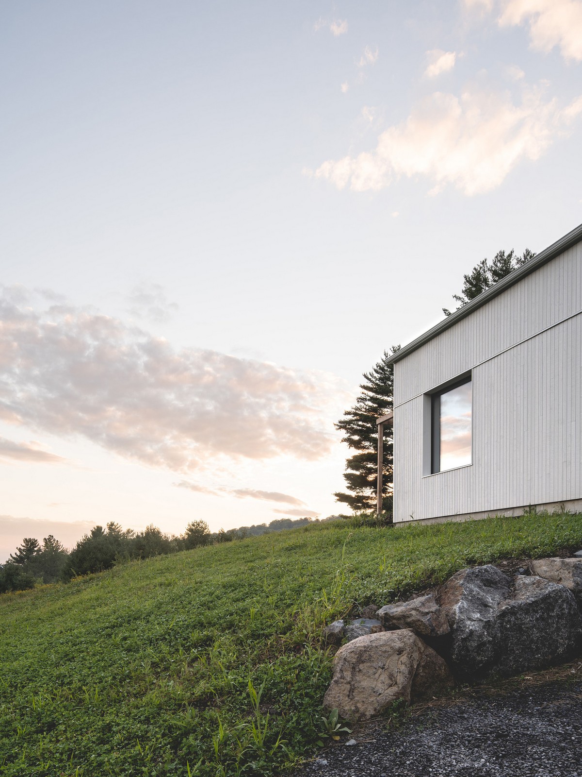 Пассивный дом на наклонном лугу в Канаде Картинки и фото